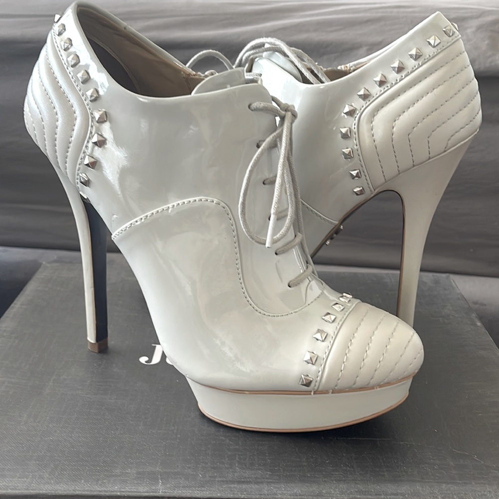 Size 8.5. Heeled booties only worn once. An off white/ light gray color.